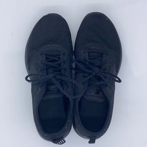 Nike boys Black tennis shoes Size Y 4.5